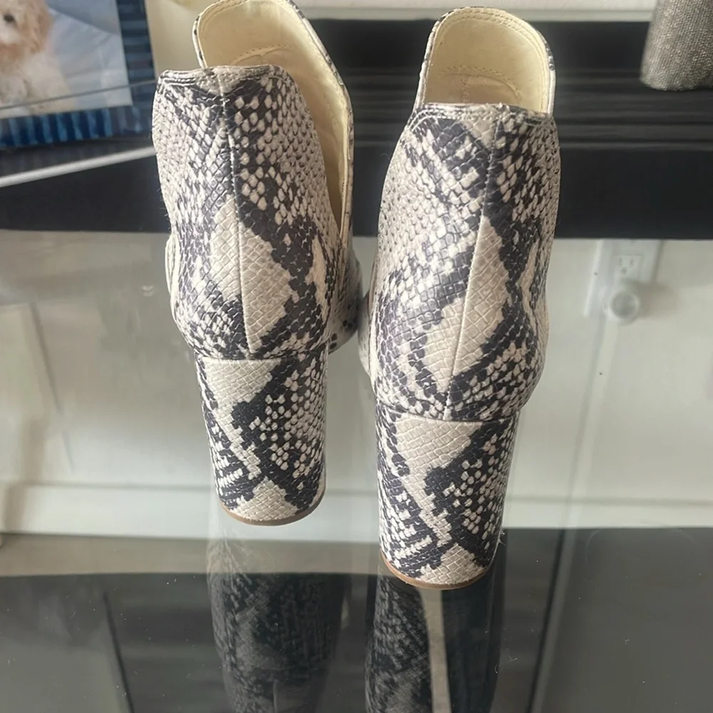 Snakeskin Patterned Women's Ankle Boots - Picture 4 of 4